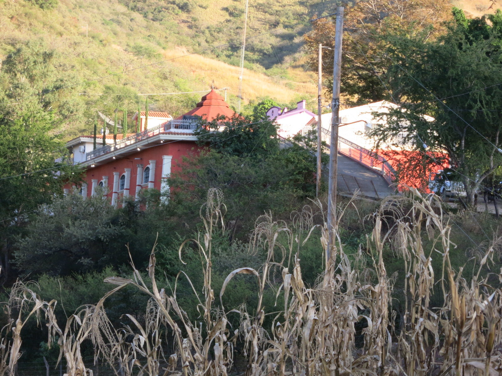 JOLLY RANCHO LA TUNA  | El rancho-mansión donde vive la madre del Chapo. 