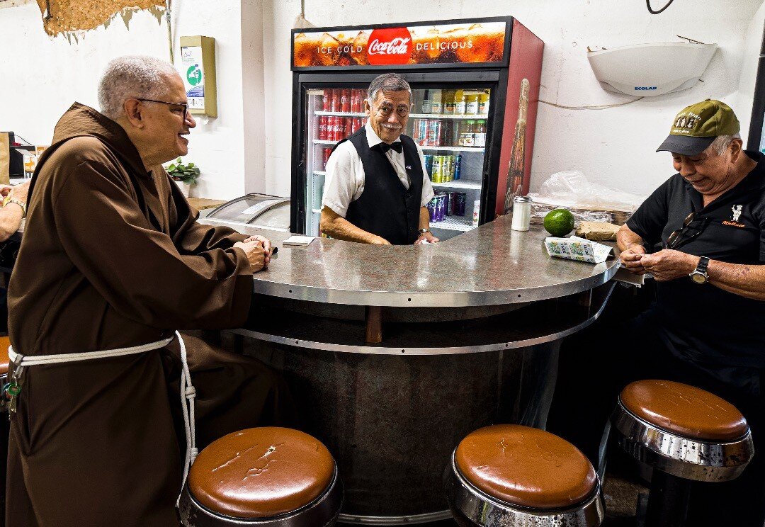 Cortadito break with Greenwich Village-born Franciscan Friar Ram&oacute;n and a man who once won $100,000 in the lottery....and hopes to win again. #viejosanjuan #callesanfrancisco #cafeteria