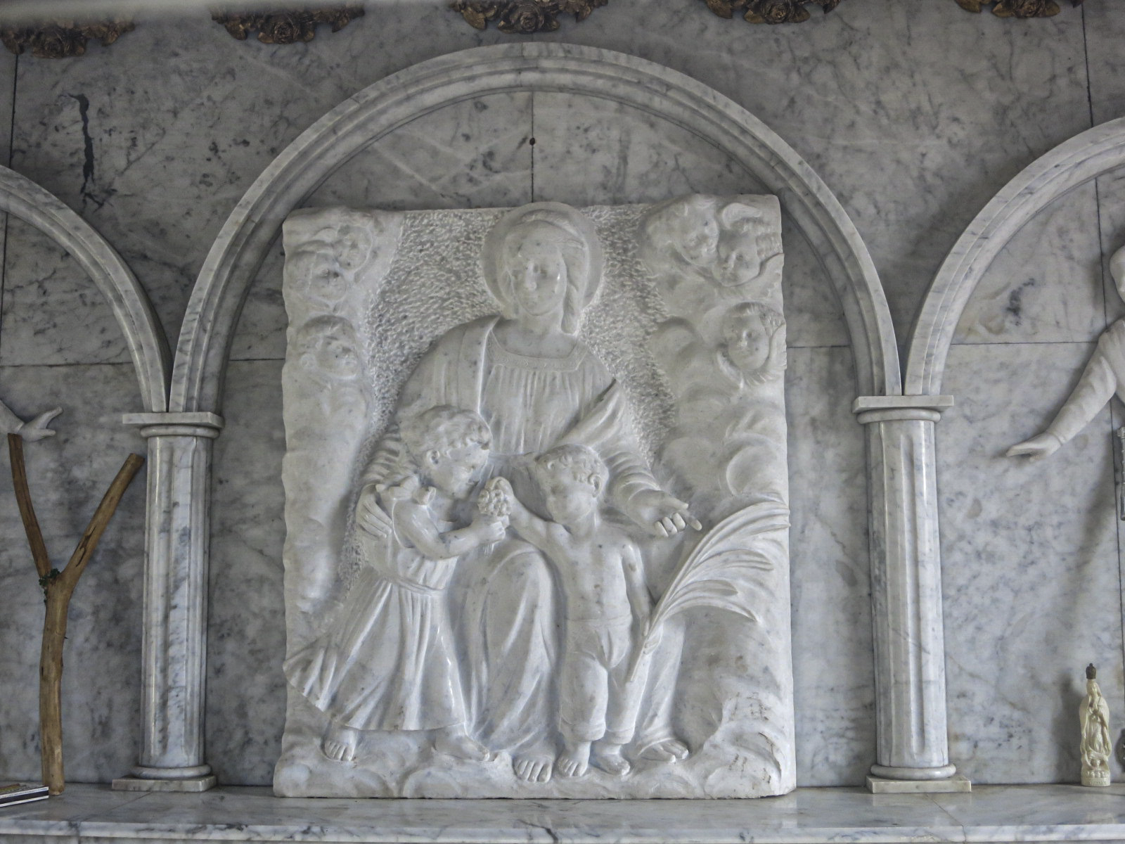 DENTRO DE LA TUMBA DE GUADALUPE LEIJA SERRANO:  Una escultura de mármol representa a la joven madre y a sus hijos Nataly y Héctor entre los ángeles.