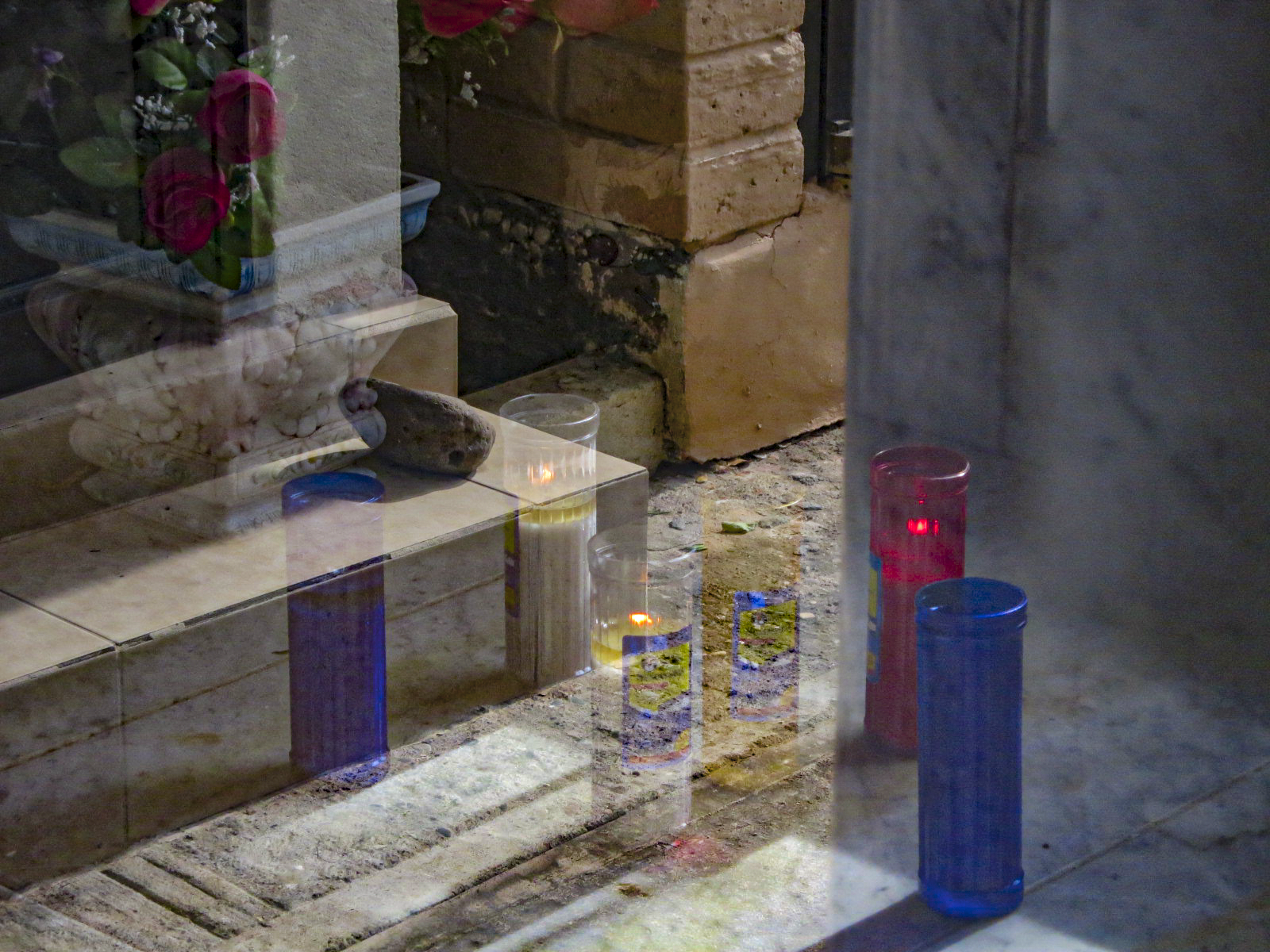 ALGUIEN PAGA PARA QUE ESTAS VELAS SE MANTENGAN ENCENDIDAS: Y rosas rojas asoman de macetas con forma de columna corintia, aunque Guadalupe Leija Serrano y sus hijos fueron asesinados hace 35 años.