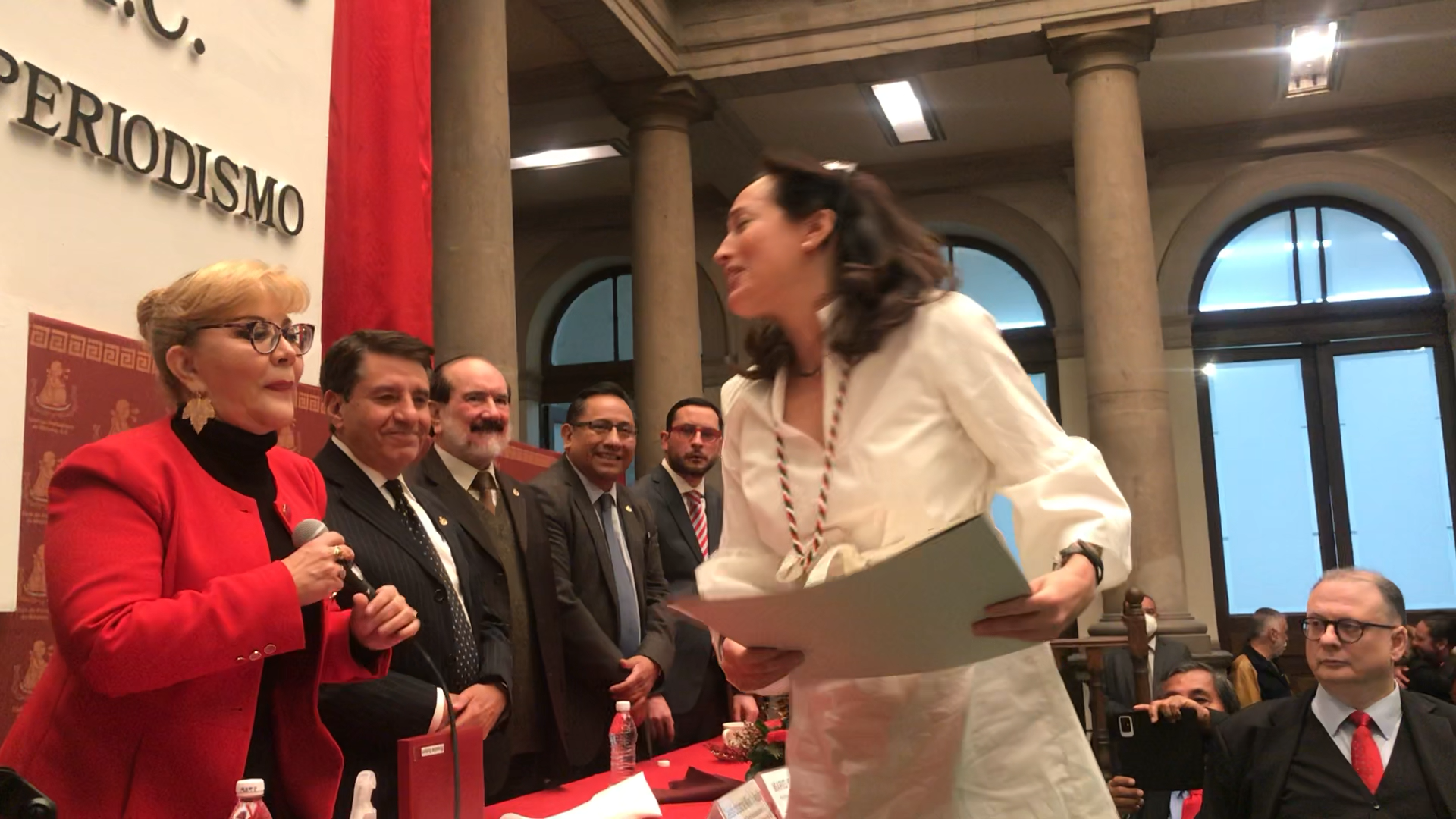 Journalist Phoebe Eaton receives Mexico's International Journalism Award in 2021.