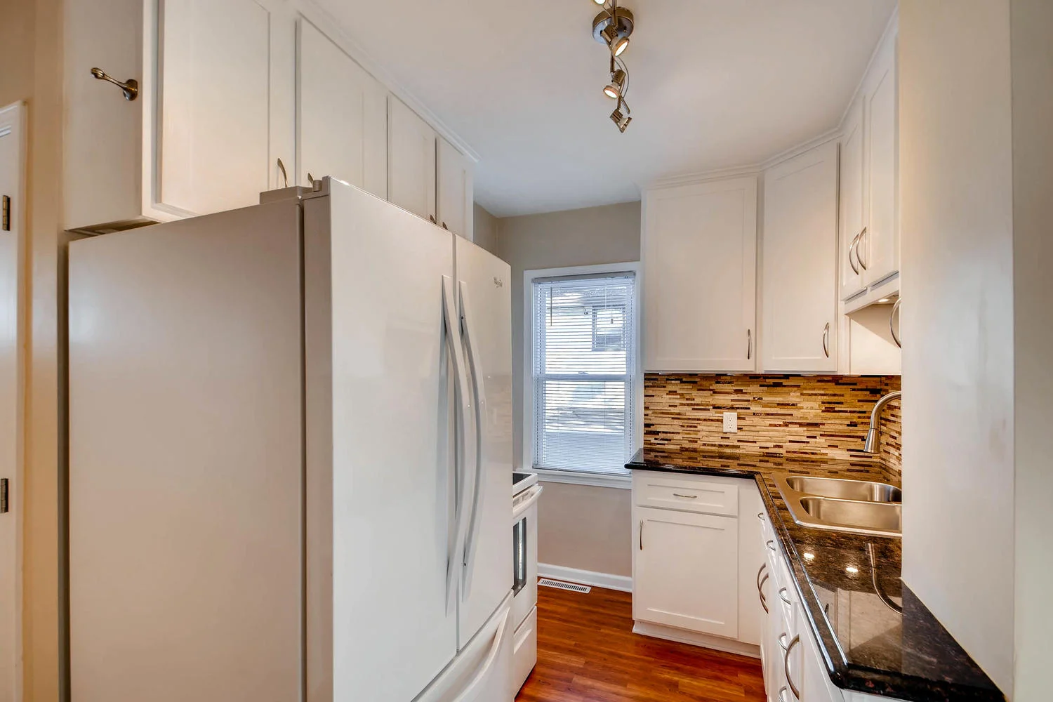 4630 7th St NE Minneapolis MN-large-009-22-Kitchen-1500x1000-72dpi.jpg