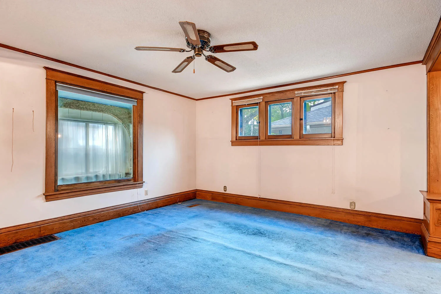 630 5th St NE Minneapolis MN-large-007-16-Living Room-1500x1000-72dpi.jpg