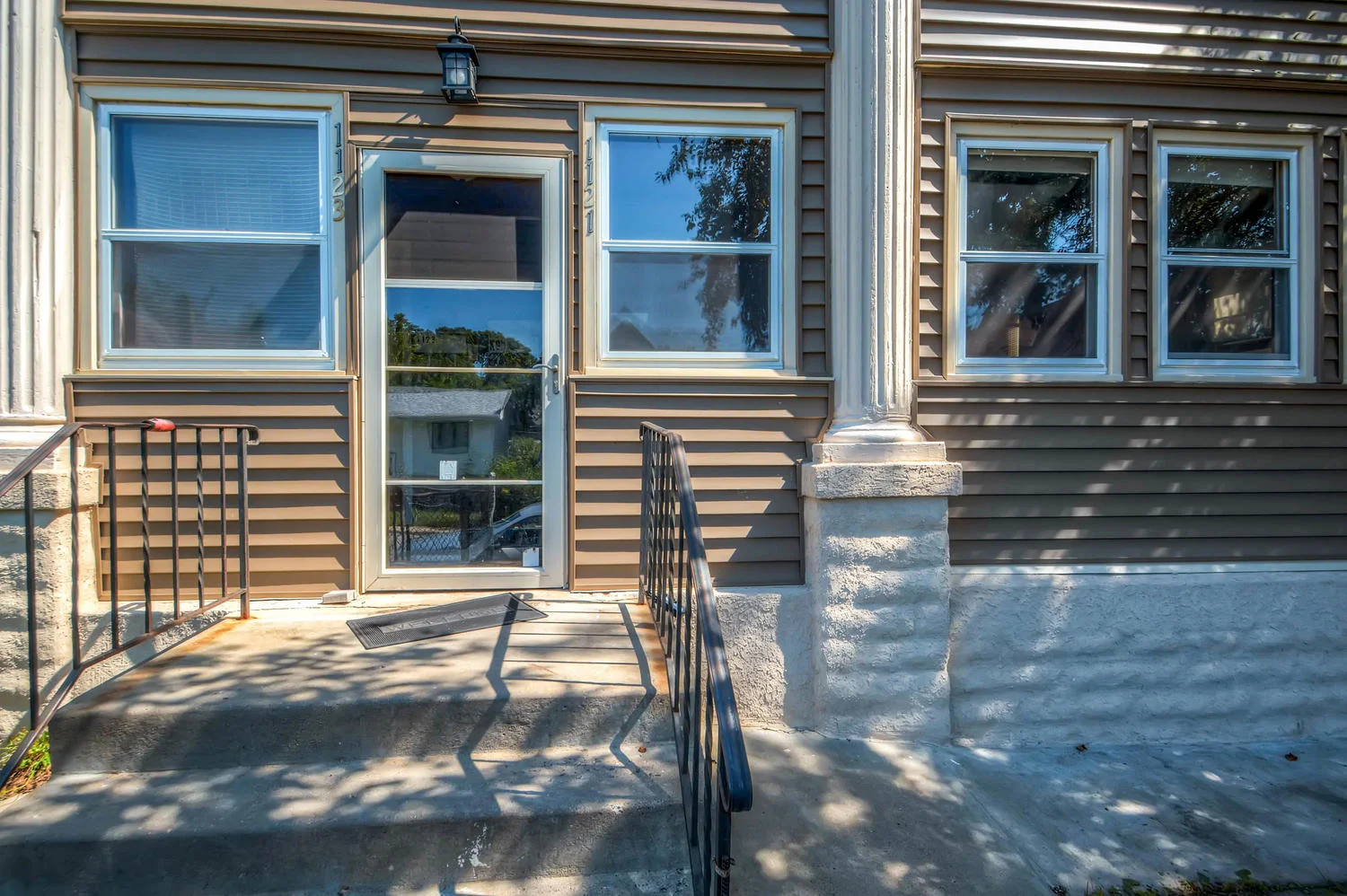 1121 Washington St NE-large-003-2-Exterior Front Entry-1500x999-72dpi.jpg