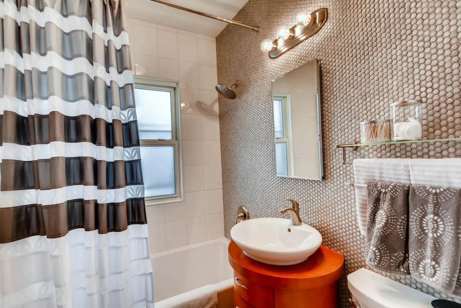 2622 Cleveland St NE-large-019-10-Bathroom-1500x1000-72dpi.jpg