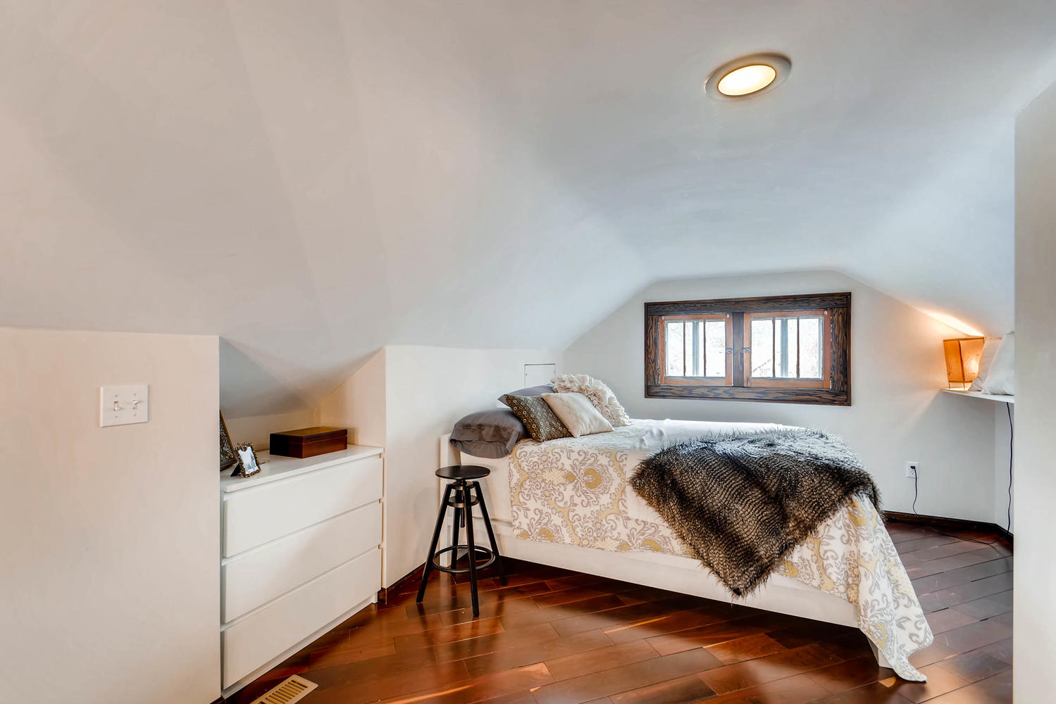 2622 Cleveland St NE-large-021-11-2nd Floor Bedroom-1500x1000-72dpi.jpg