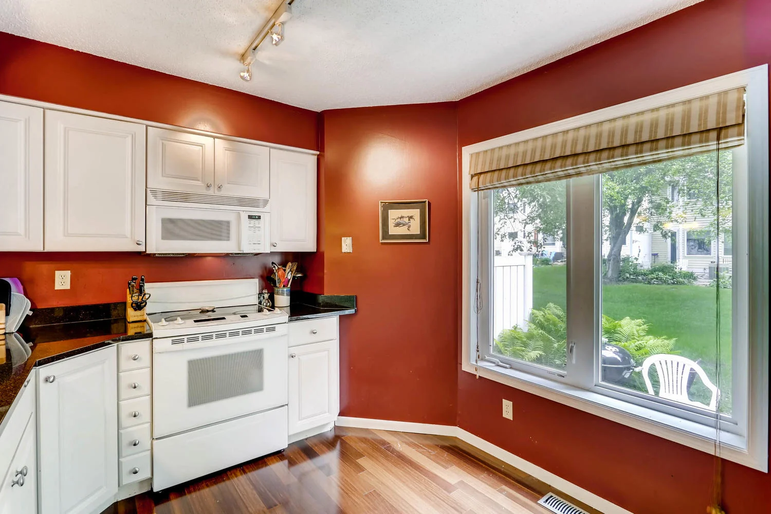 205 University Ave NE-large-011-10-Kitchen-1500x1000-72dpi.jpg