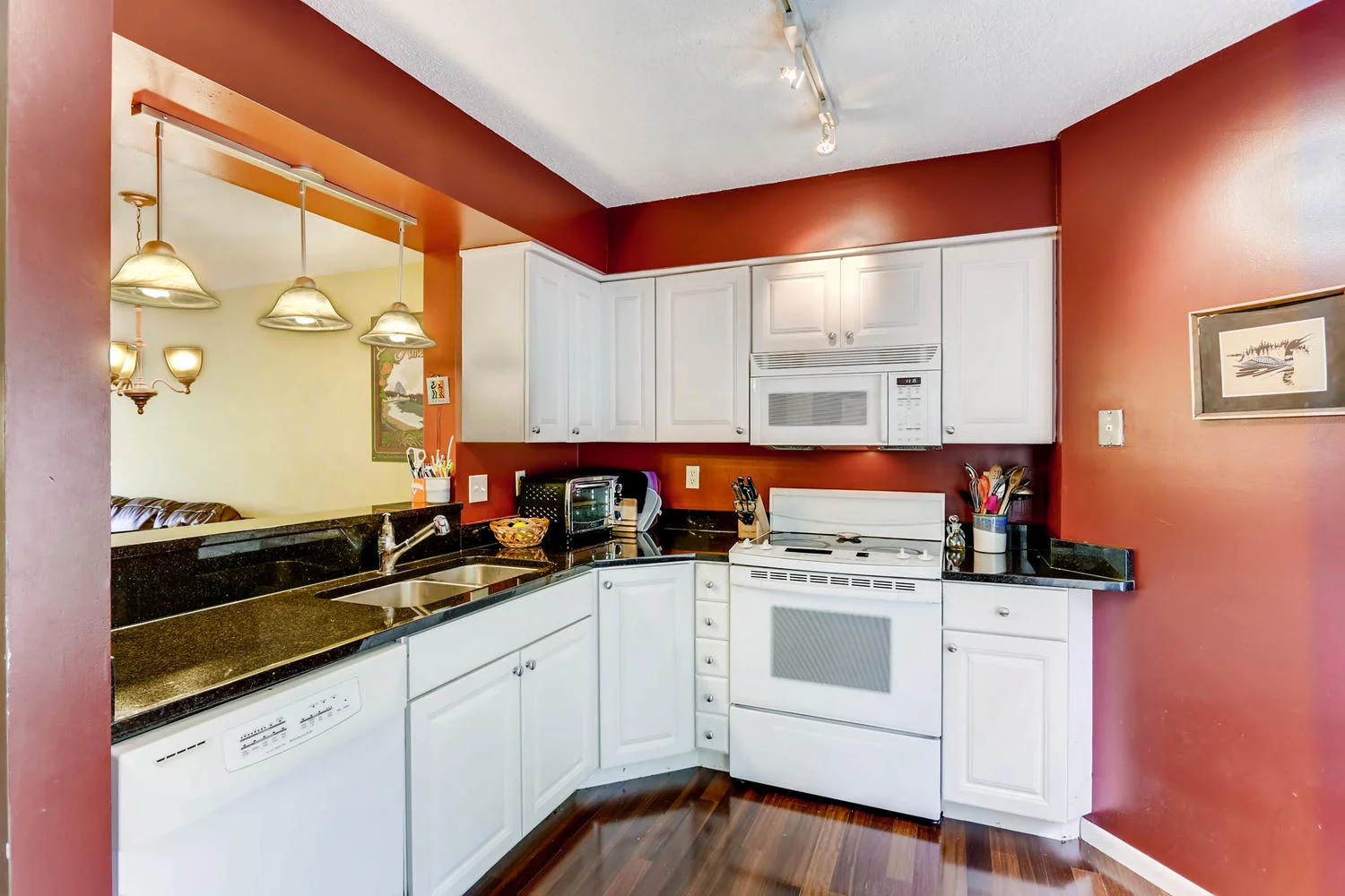 205 University Ave NE-large-010-4-Kitchen-1500x1000-72dpi.jpg