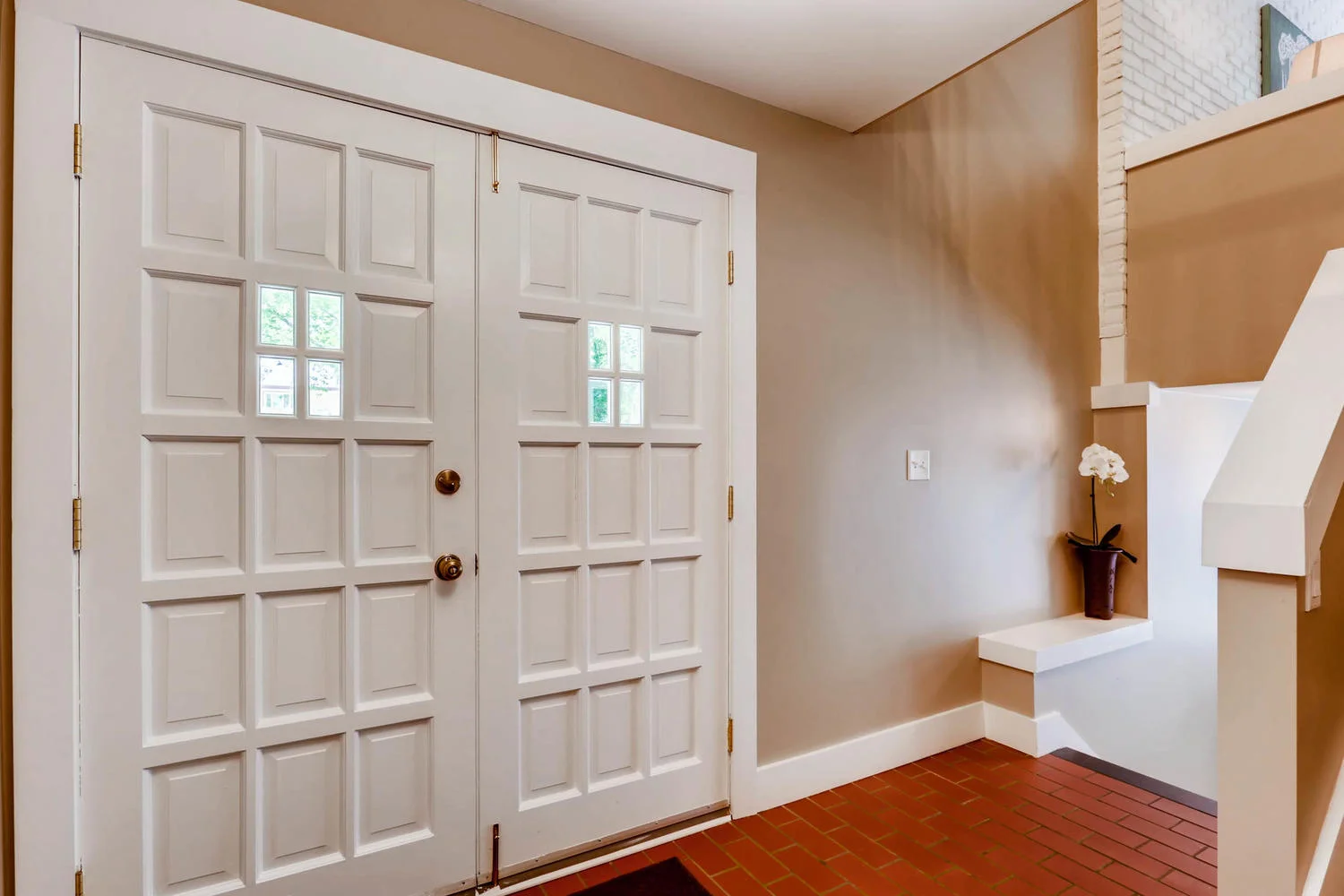 5701 Hyland Courts Minneapolis-large-004-3-Foyer-1500x1000-72dpi.jpg