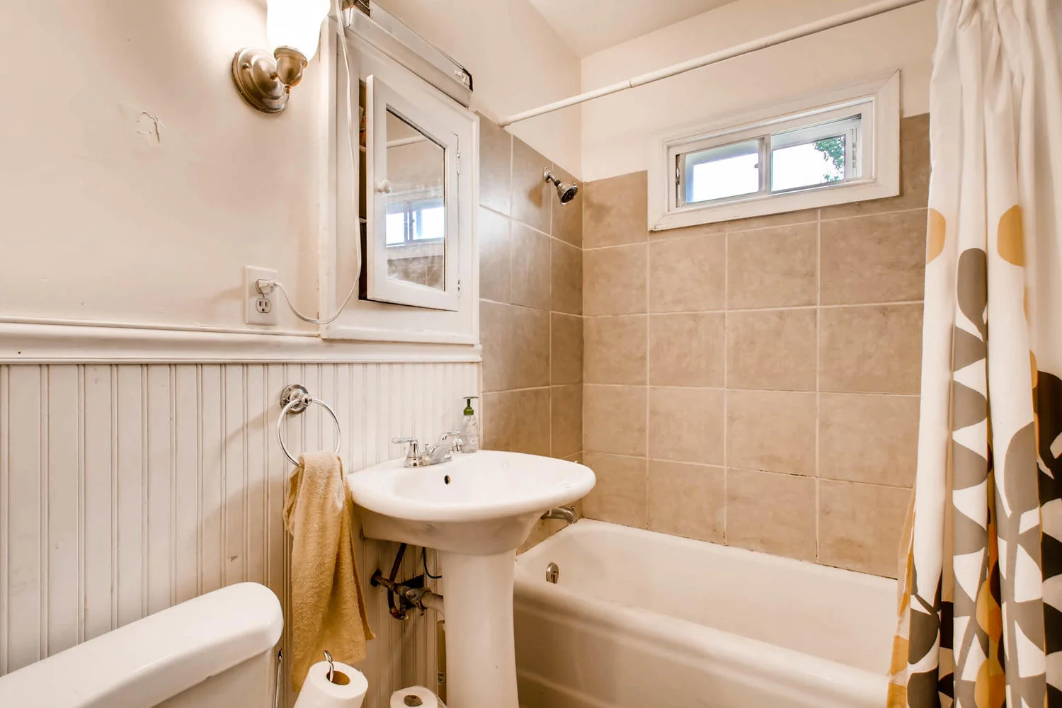 1010 2nd St NE Minneapolis MN-large-008-34-Bathroom-1500x1000-72dpi.jpg
