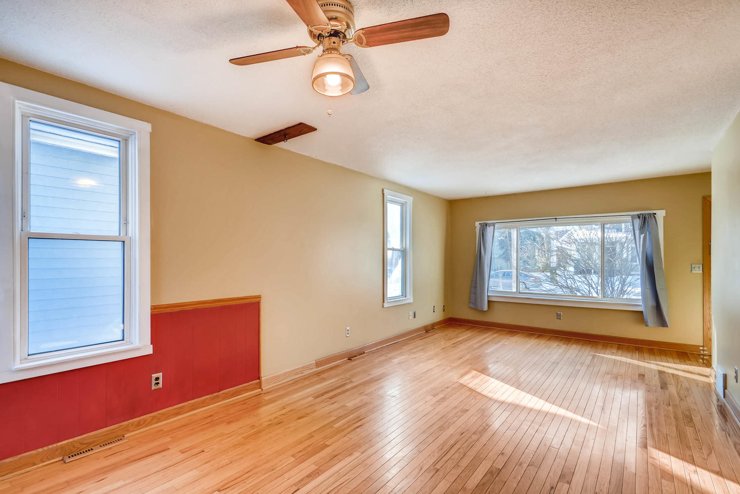 743 Pierce St NE Minneapolis-large-006-14-Living Room-1500x1000-72dpi.jpg