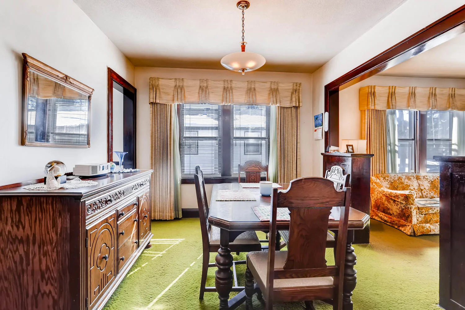 639 Quincy St NE Minneapolis-large-007-5-Dining Room-1500x1000-72dpi.jpg