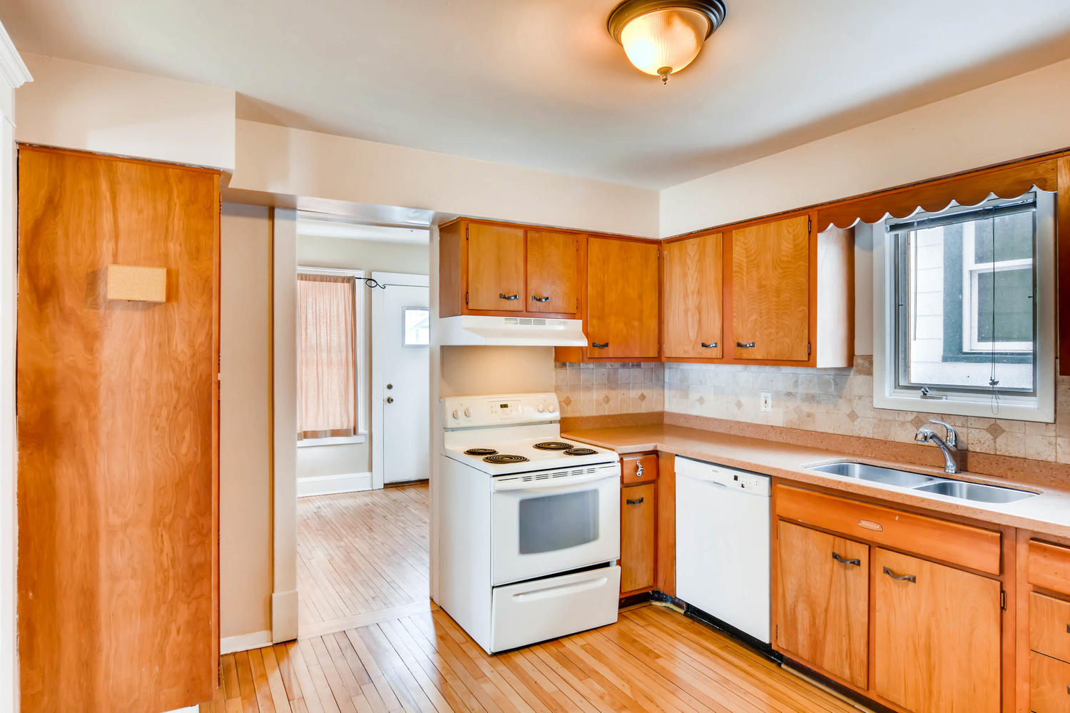 2526 Buchanan St NE-large-010-16-Kitchen-1500x999-72dpi.jpg