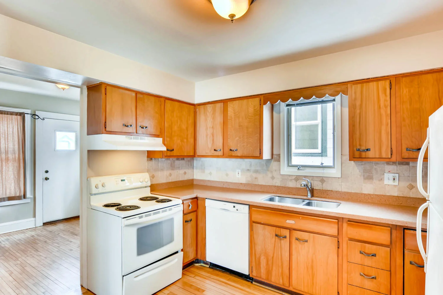 2526 Buchanan St NE-large-013-9-Kitchen-1500x999-72dpi.jpg