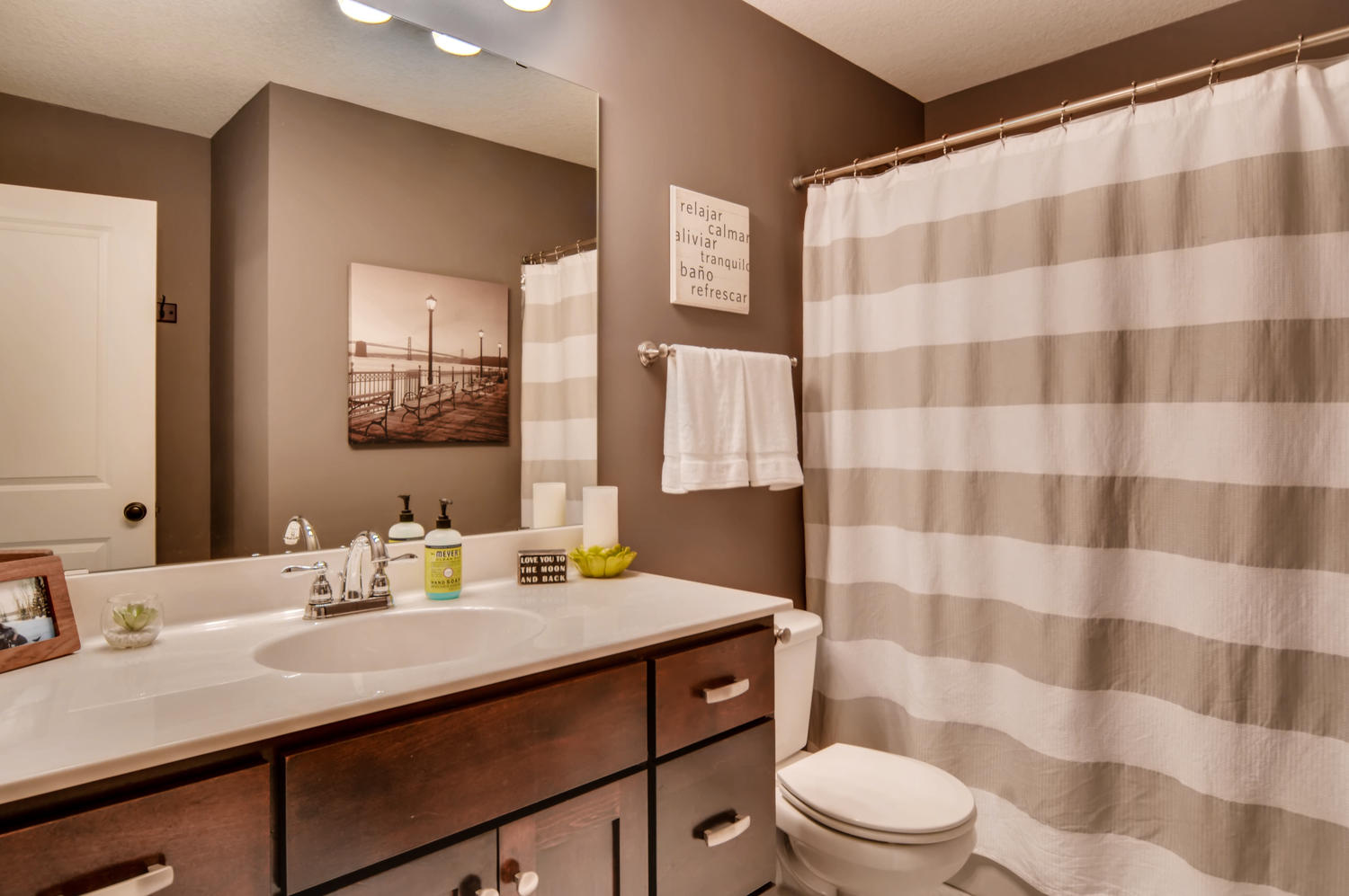 1811 Taylor St NE Minneapolis-large-021-31-2nd Floor Bathroom-1500x998-72dpi.jpg