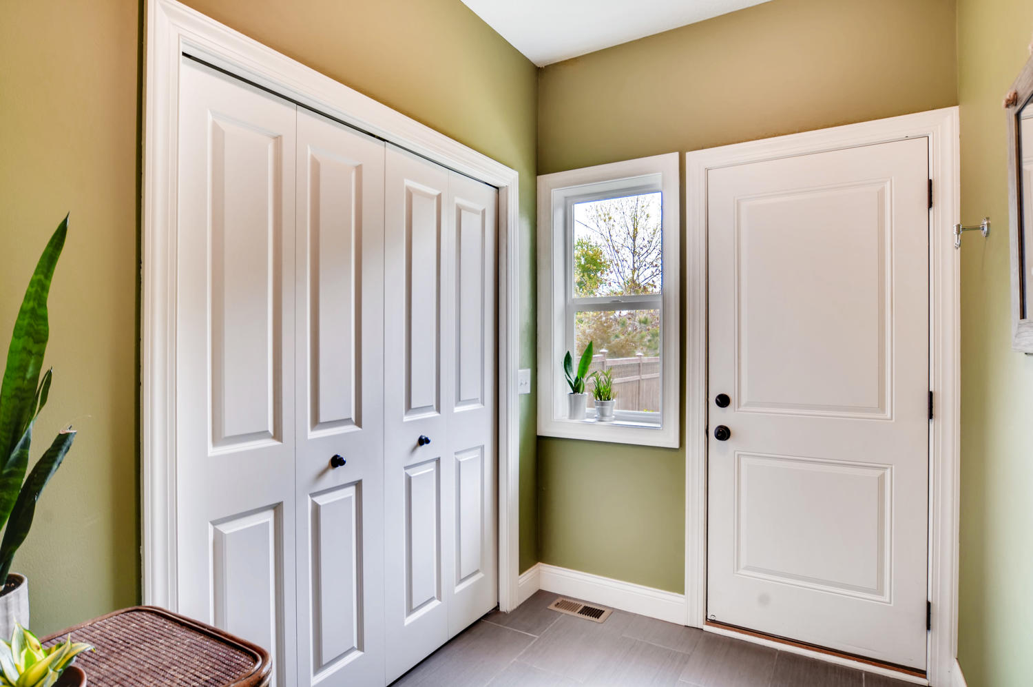 1811 Taylor St NE Minneapolis-large-023-47-Mudroom-1500x998-72dpi.jpg