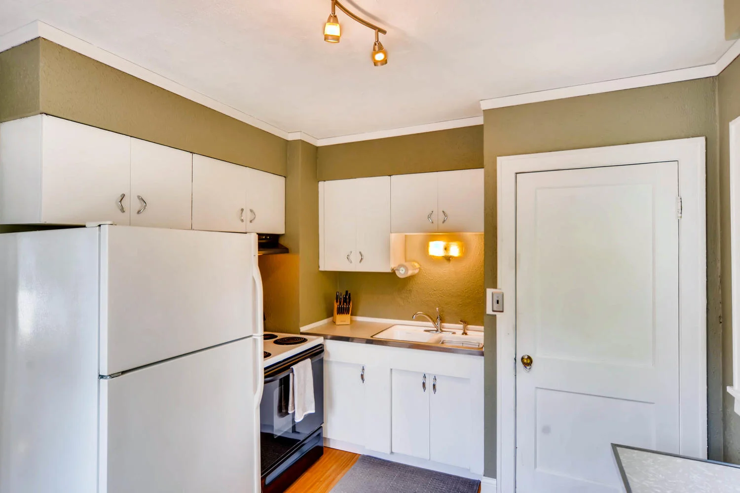 3147 Arthur St NE Minneapolis-large-008-9-Kitchen-1500x1000-72dpi.jpg