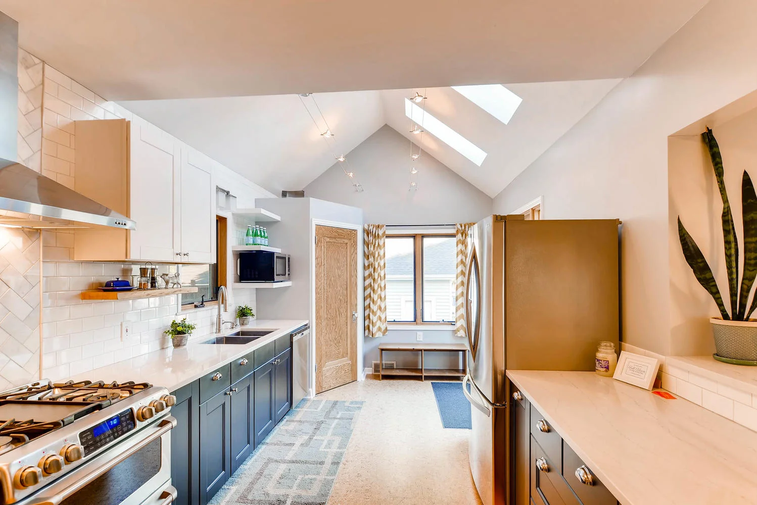 3139 Cleveland St NE-large-009-27-Kitchen-1499x1000-72dpi.jpg
