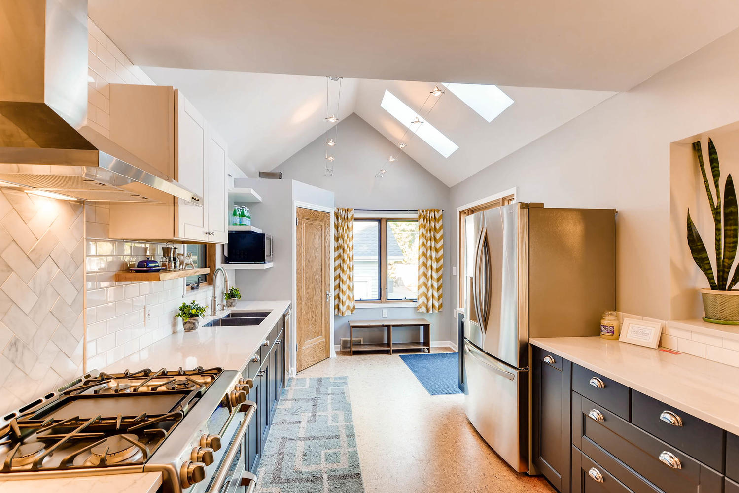 3139 Cleveland St NE-large-010-10-Kitchen-1500x1000-72dpi.jpg