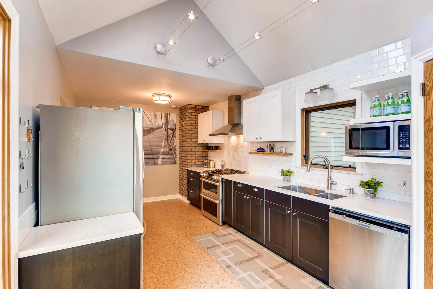 3139 Cleveland St NE-large-013-4-Kitchen-1499x1000-72dpi.jpg