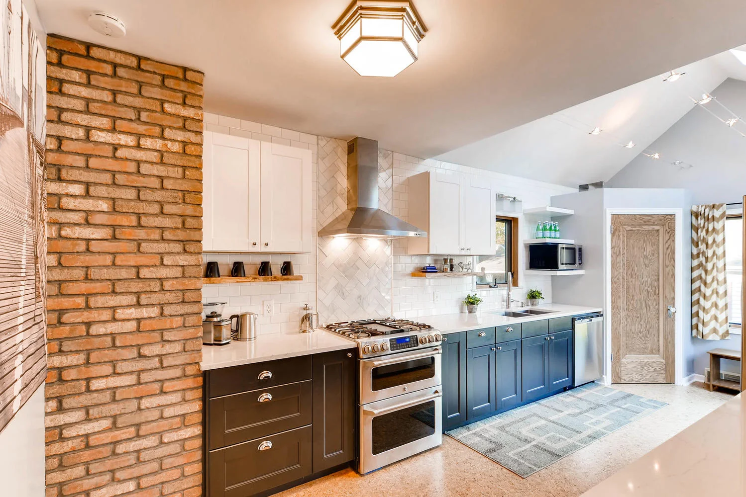 3139 Cleveland St NE-large-008-1-Kitchen-1500x1000-72dpi.jpg