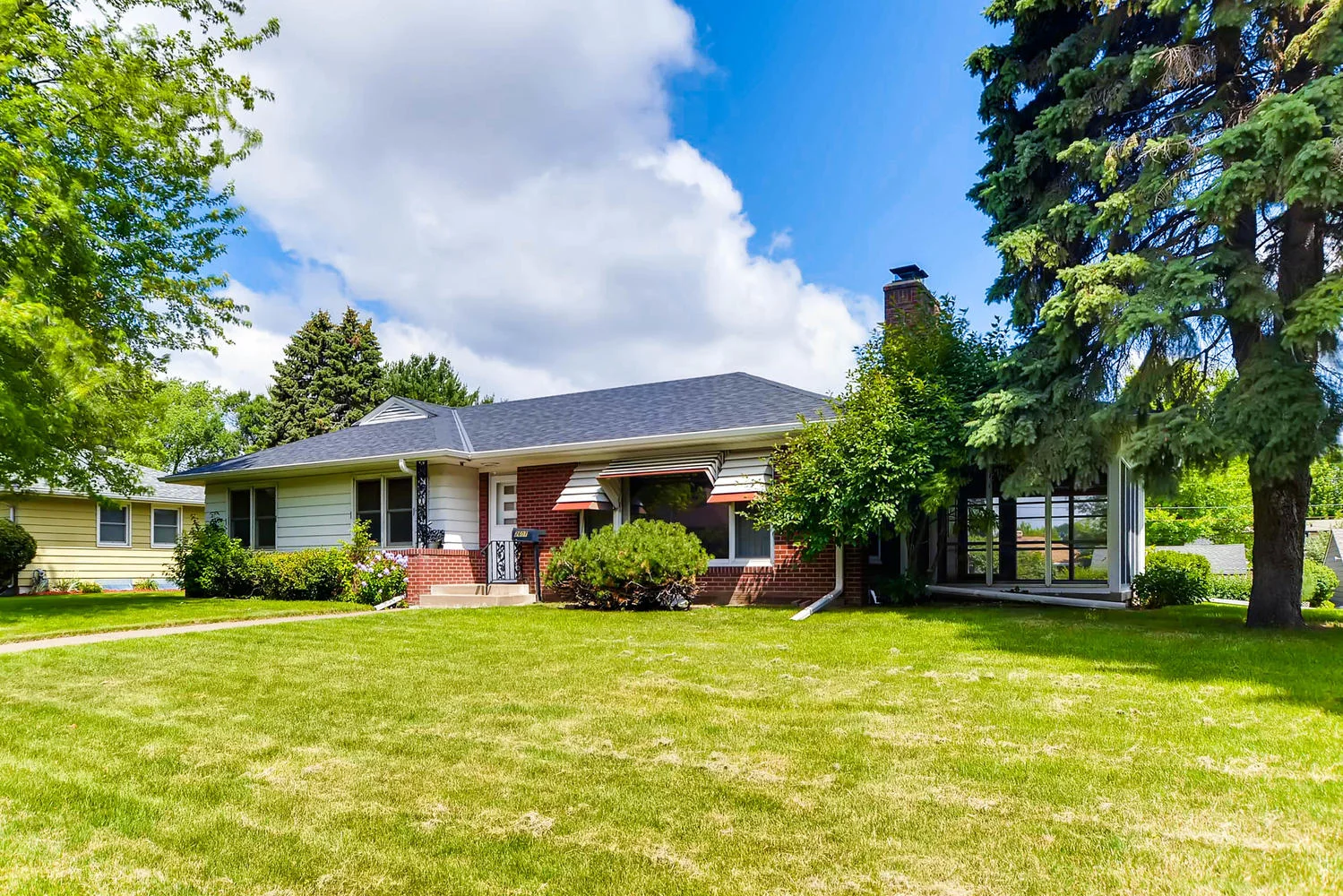 2601 27th Ave NE Minneapolis-large-002-4-Exterior Front-1500x1000-72dpi.jpg