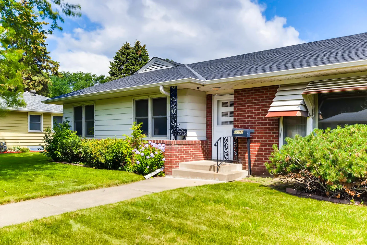 2601 27th Ave NE Minneapolis-large-003-26-Exterior Front Entry-1499x1000-72dpi.jpg