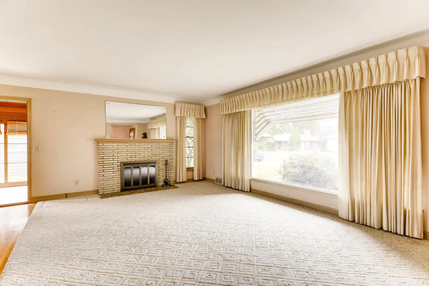 2601 27th Ave NE Minneapolis-large-005-3-Living Room-1499x1000-72dpi.jpg