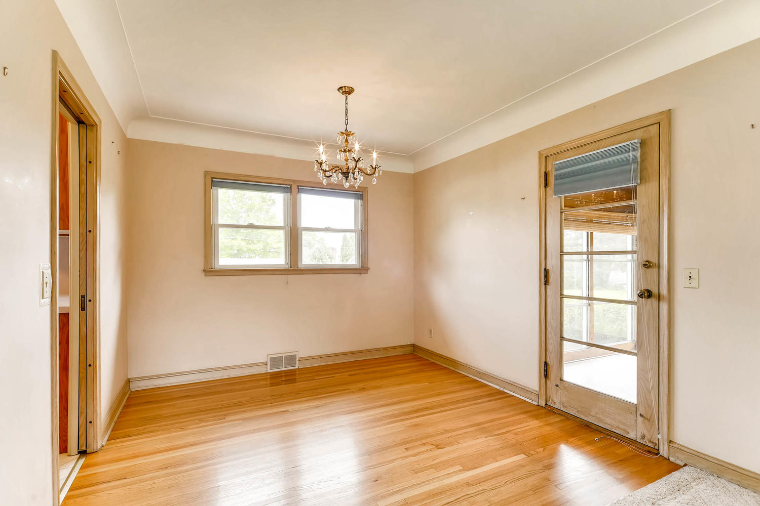 2601 27th Ave NE Minneapolis-large-007-12-Dining Room-1500x1000-72dpi.jpg