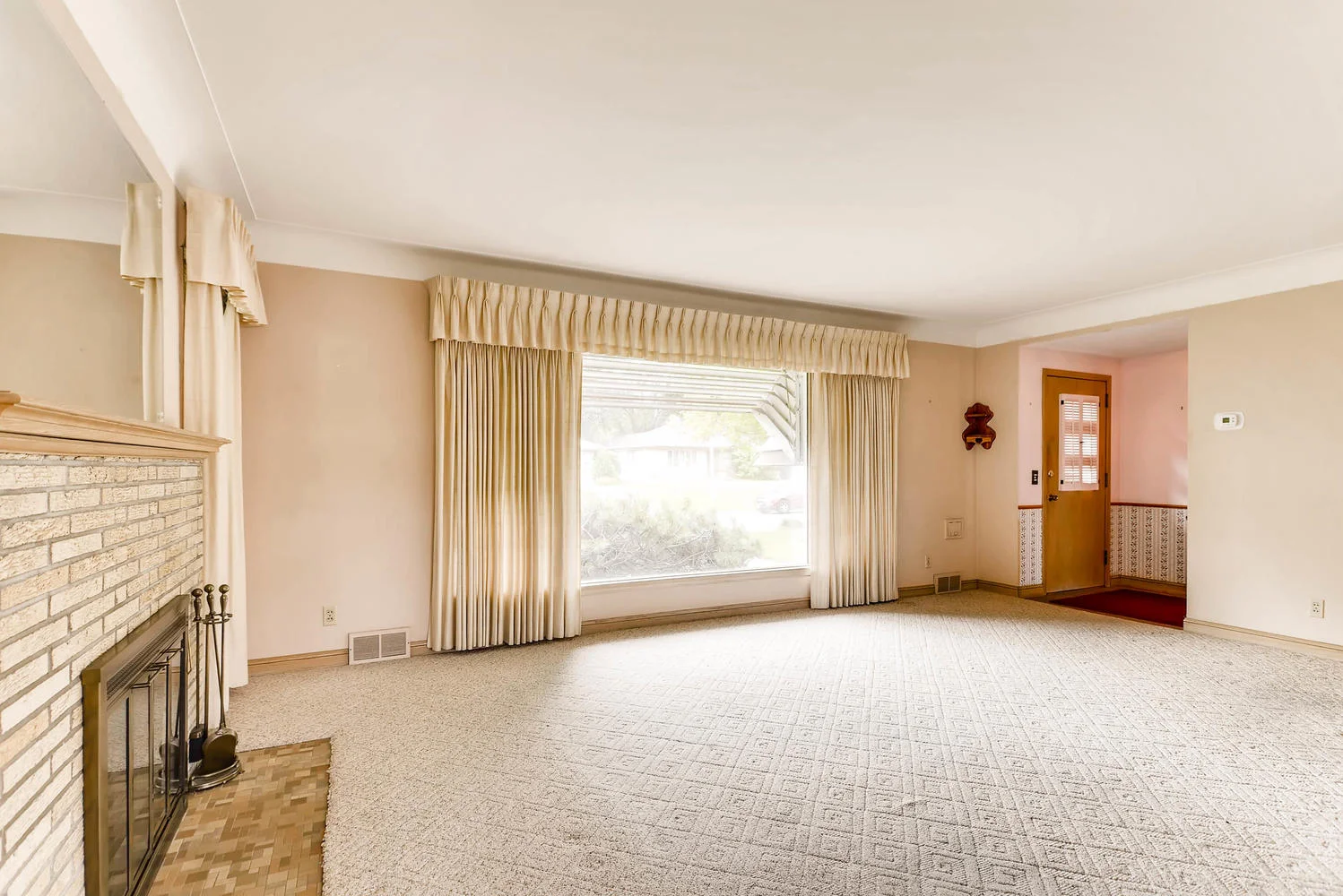 2601 27th Ave NE Minneapolis-large-006-28-Living Room-1499x1000-72dpi.jpg