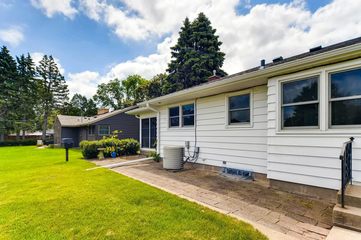 2601 27th Ave NE Minneapolis-large-025-18-Patio-1500x1000-72dpi.jpg