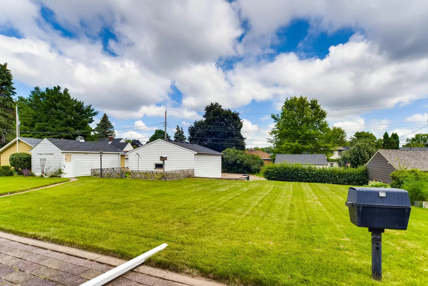 2601 27th Ave NE Minneapolis-large-026-23-Back Yard-1499x1000-72dpi.jpg