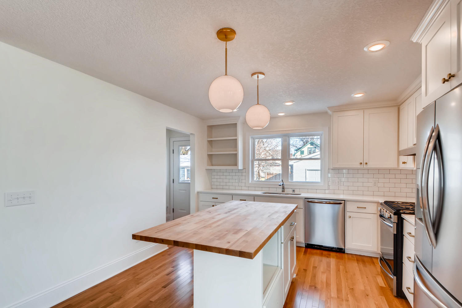 2949 Grand St NE Minneapolis-large-008-11-Kitchen-1500x1000-72dpi.jpg