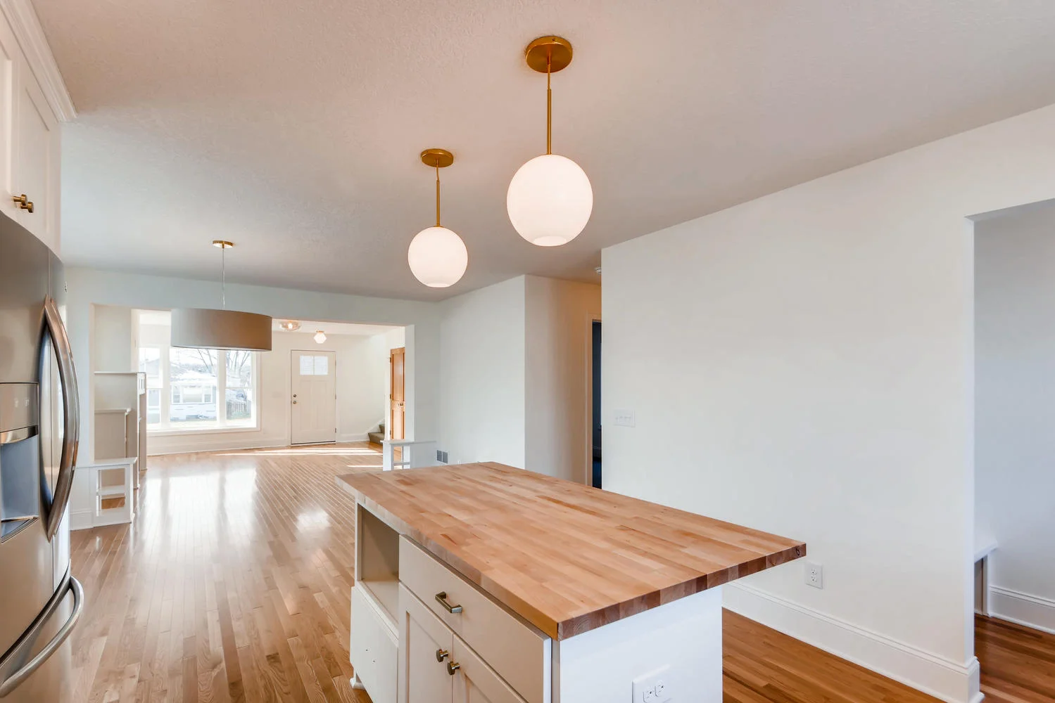 2949 Grand St NE Minneapolis-large-009-7-Kitchen-1500x1000-72dpi.jpg