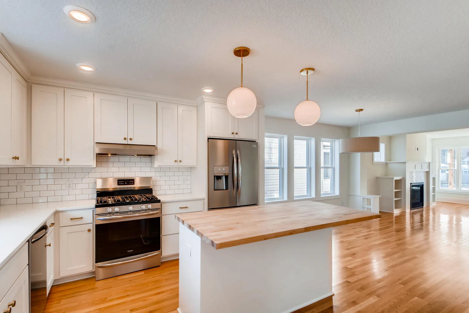 2949 Grand St NE Minneapolis-large-010-21-Kitchen-1500x1000-72dpi.jpg
