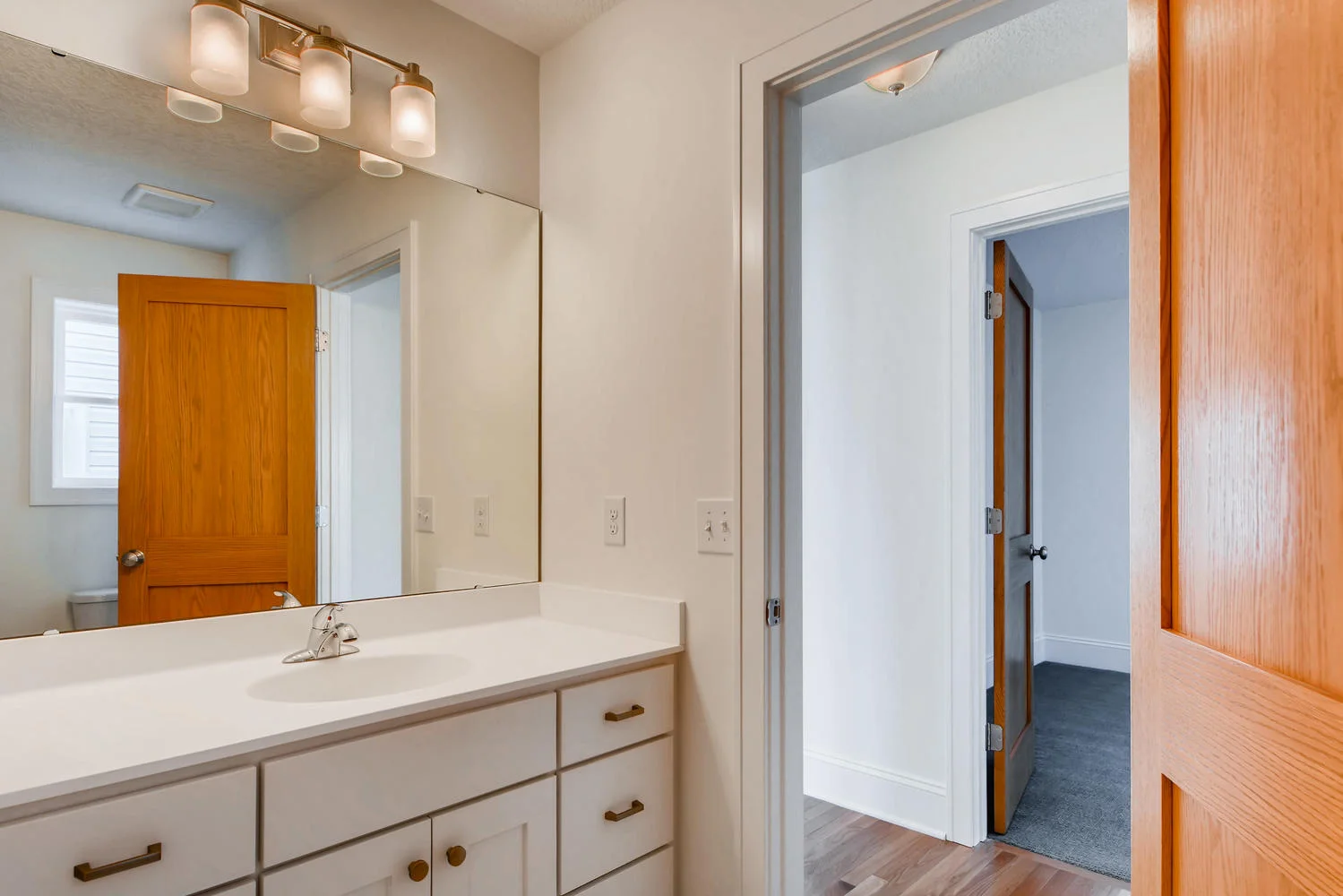 2949 Grand St NE Minneapolis-large-013-18-Bathroom-1499x1000-72dpi.jpg