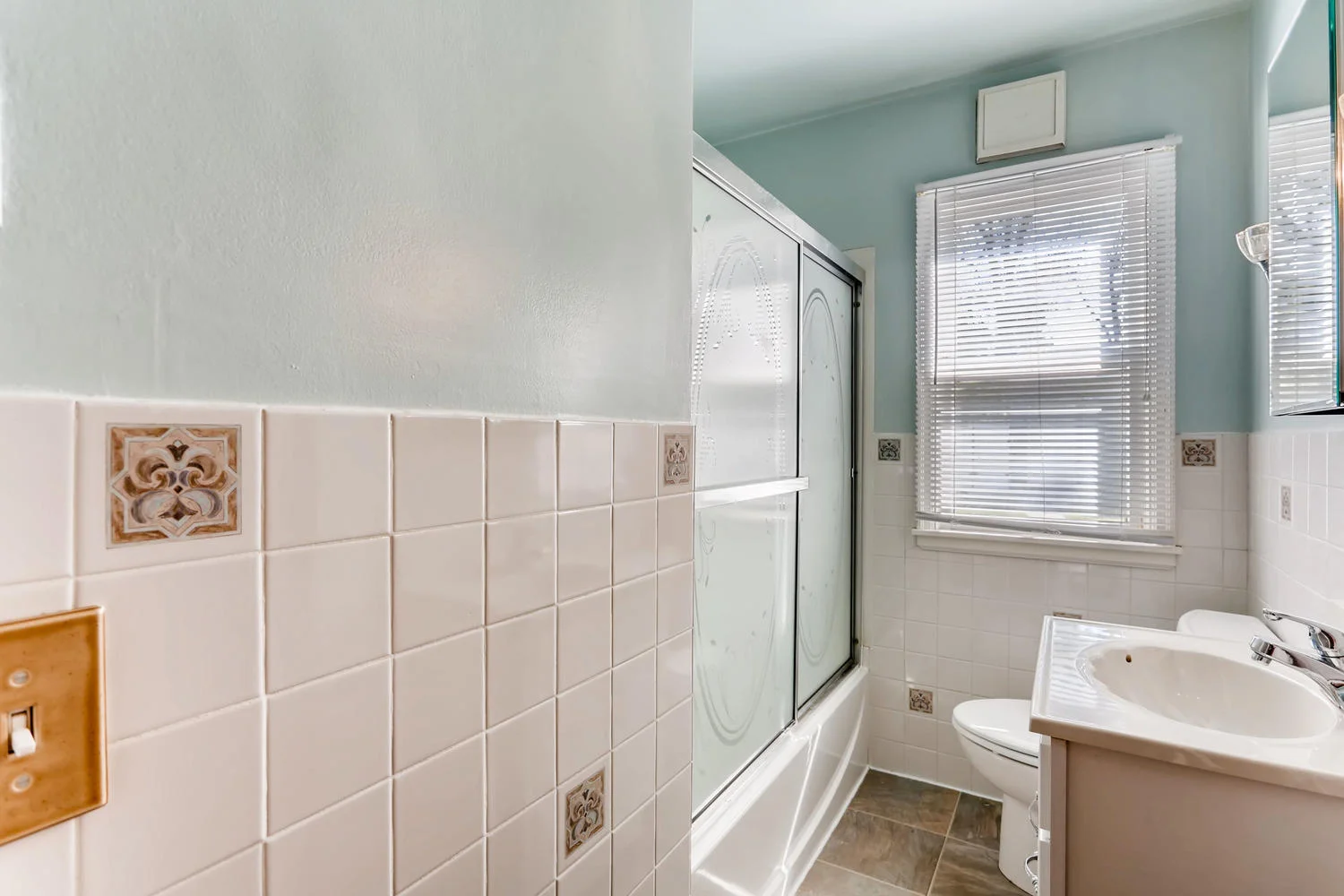 3243 Fillmore St NE-large-019-11-Bathroom-1500x1000-72dpi.jpg