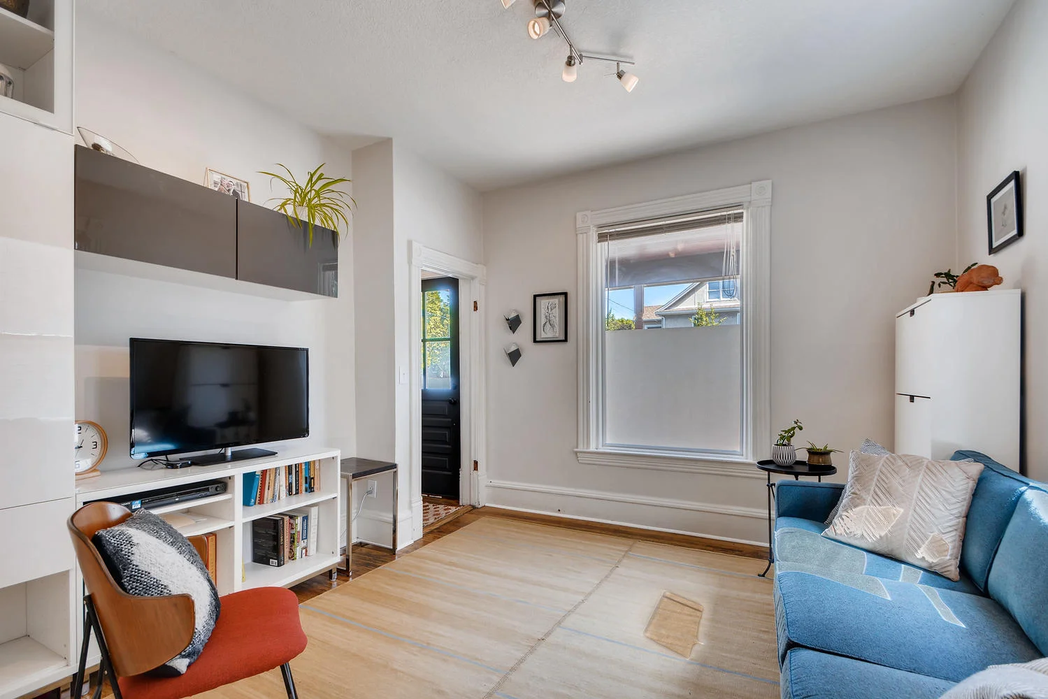 1112 18th Ave NE Minneapolis-large-005-2-Living Room-1499x1000-72dpi.jpg