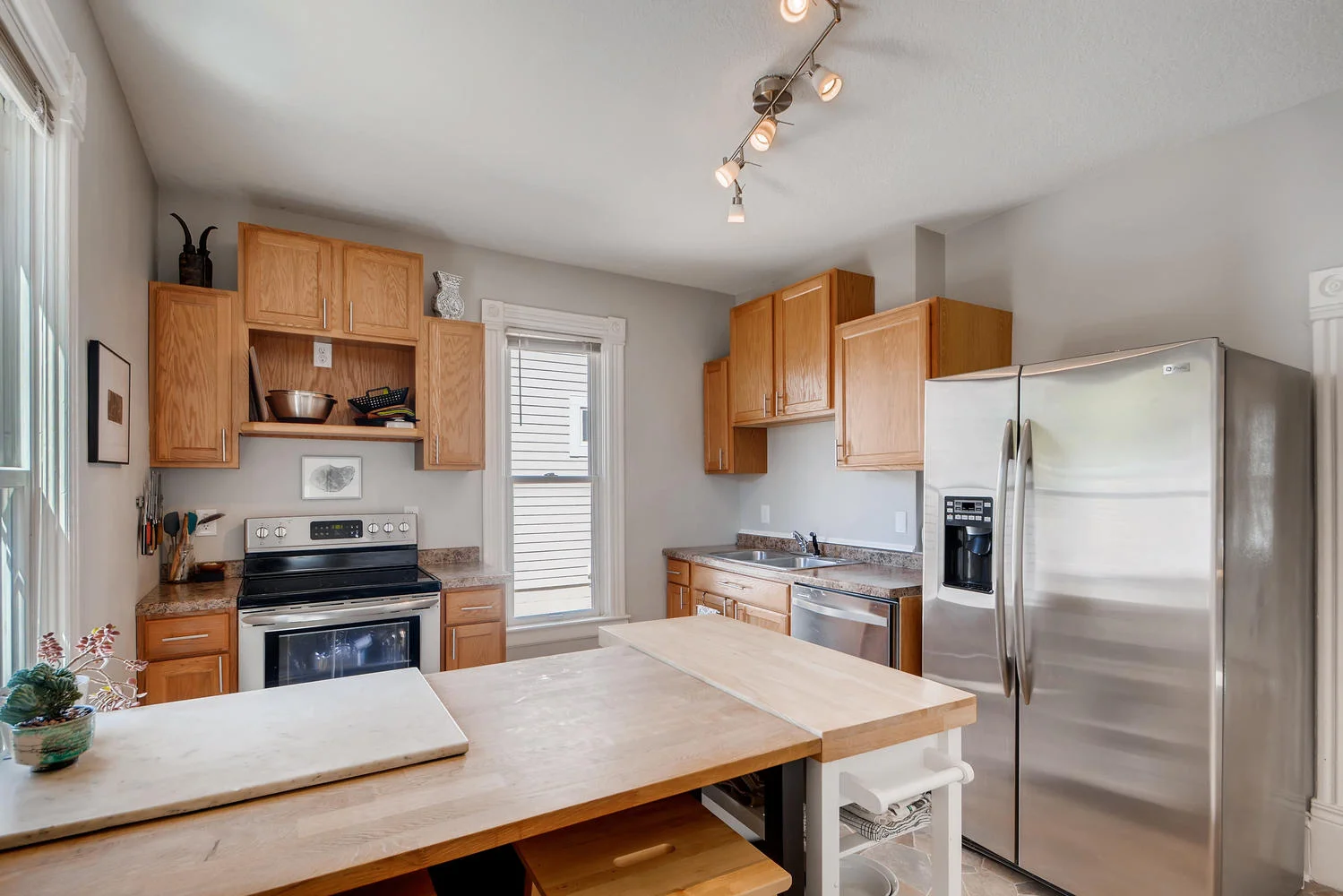 1112 18th Ave NE Minneapolis-large-011-10-Kitchen-1499x1000-72dpi.jpg