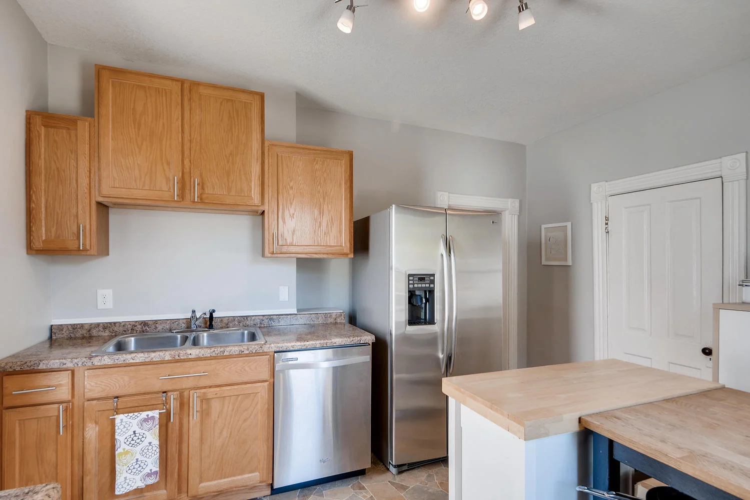1112 18th Ave NE Minneapolis-large-010-4-Kitchen-1500x1000-72dpi.jpg