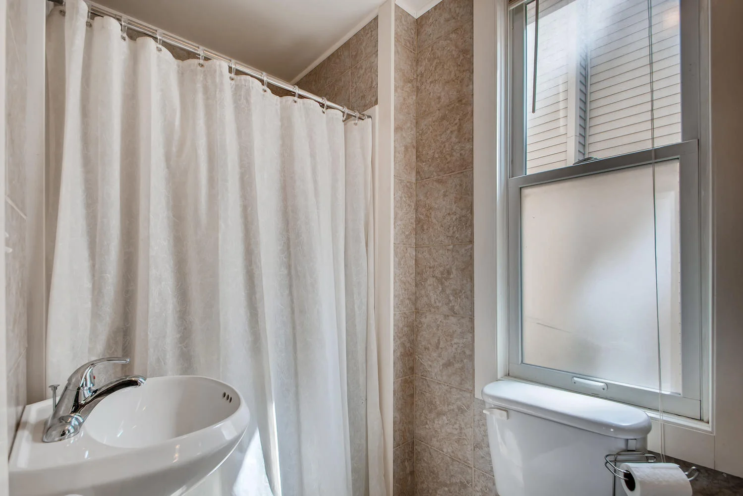 1112 18th Ave NE Minneapolis-large-014-14-Bathroom-1499x1000-72dpi.jpg