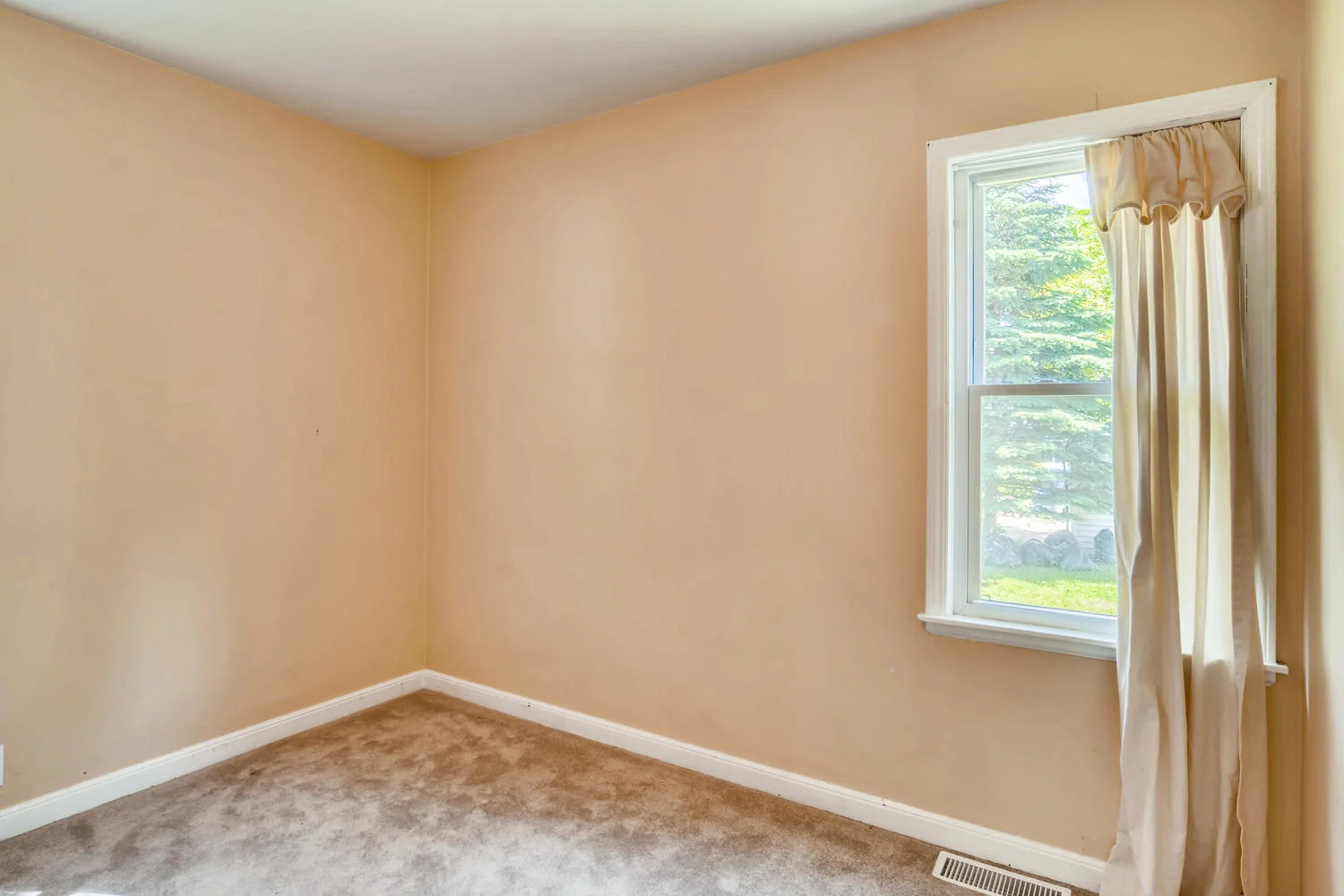 3210 Fillmore St NE-large-014-003-Bedroom-1500x1000-72dpi.jpg