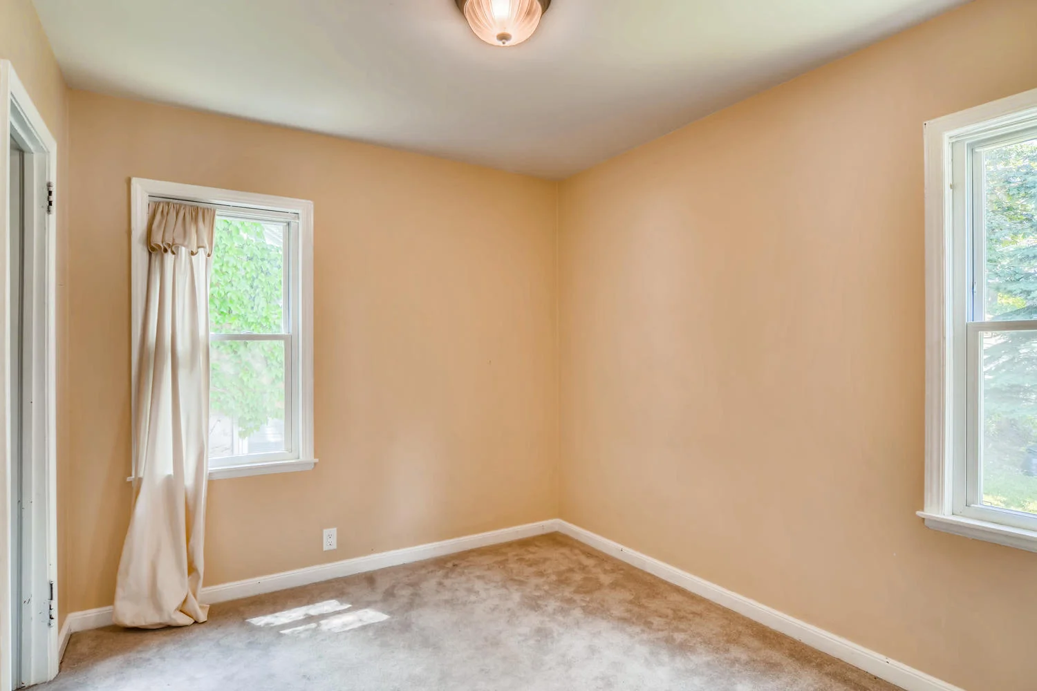 3210 Fillmore St NE-large-013-020-Bedroom-1500x1000-72dpi.jpg