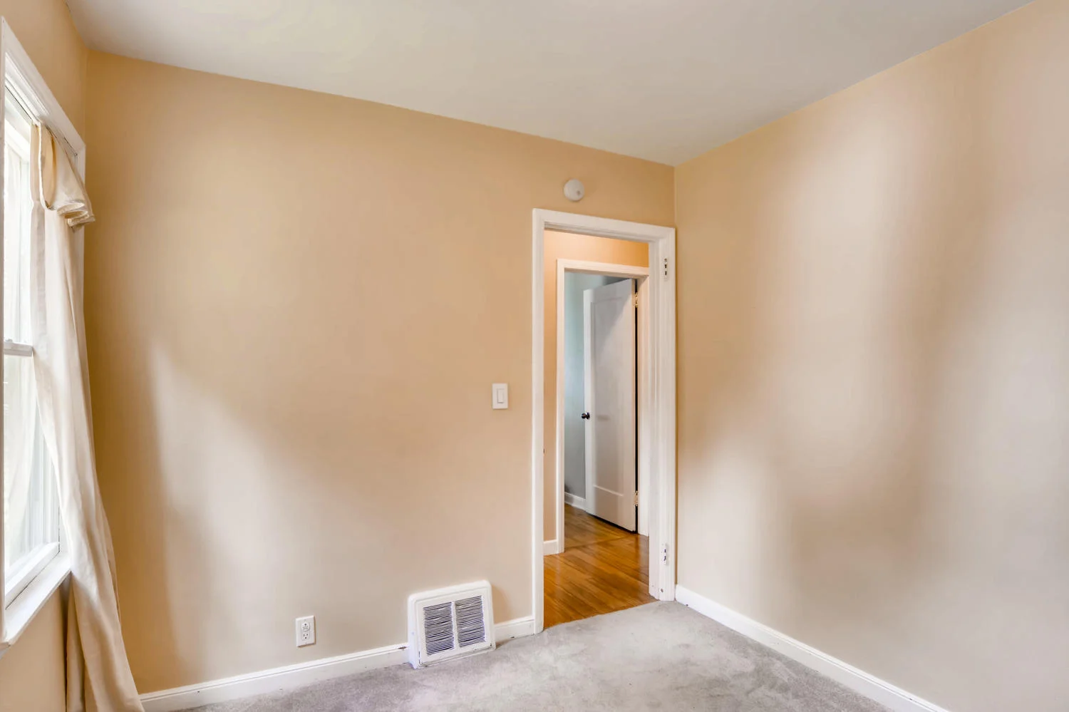 3210 Fillmore St NE-large-016-017-Bedroom-1500x1000-72dpi.jpg