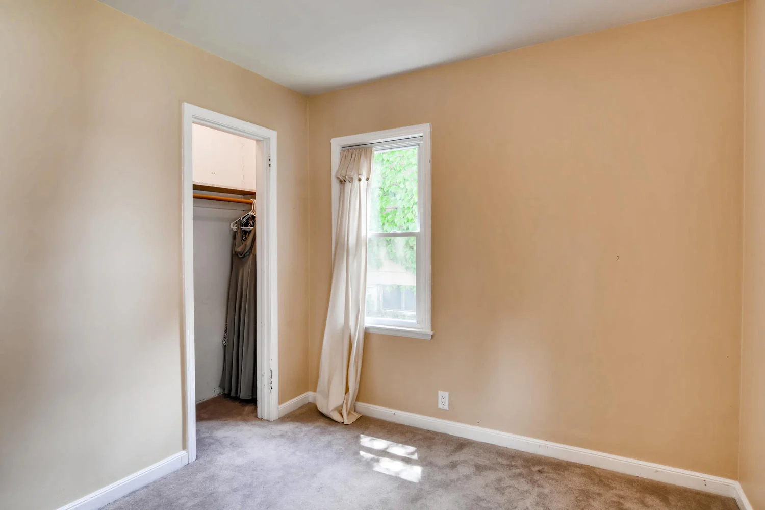 3210 Fillmore St NE-large-015-008-Bedroom-1500x1000-72dpi.jpg