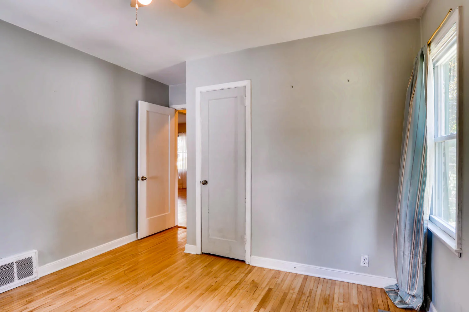 3210 Fillmore St NE-large-020-018-Bedroom-1500x1000-72dpi.jpg