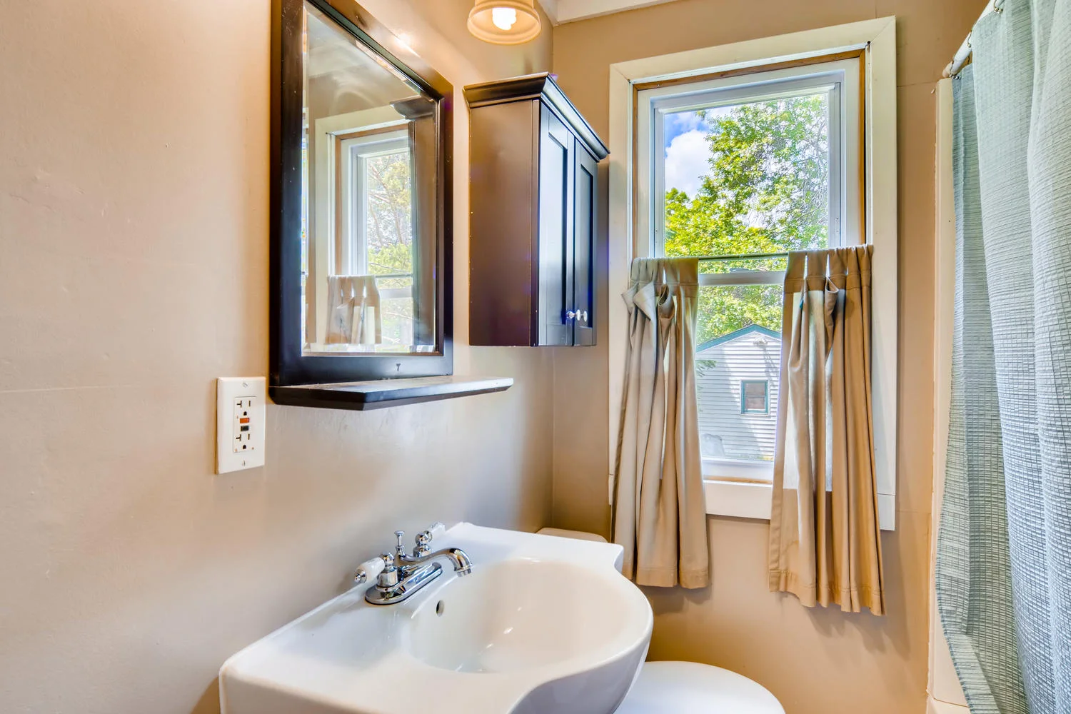 3210 Fillmore St NE-large-021-019-Bathroom-1500x1000-72dpi.jpg