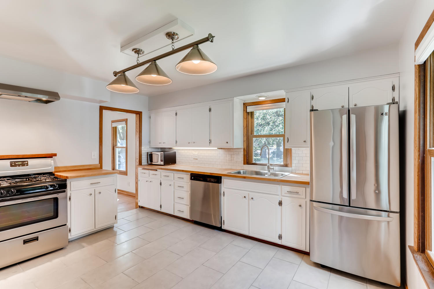 1937 Eustis Street Lauderdale-large-010-002-Kitchen-1500x1000-72dpi.jpg