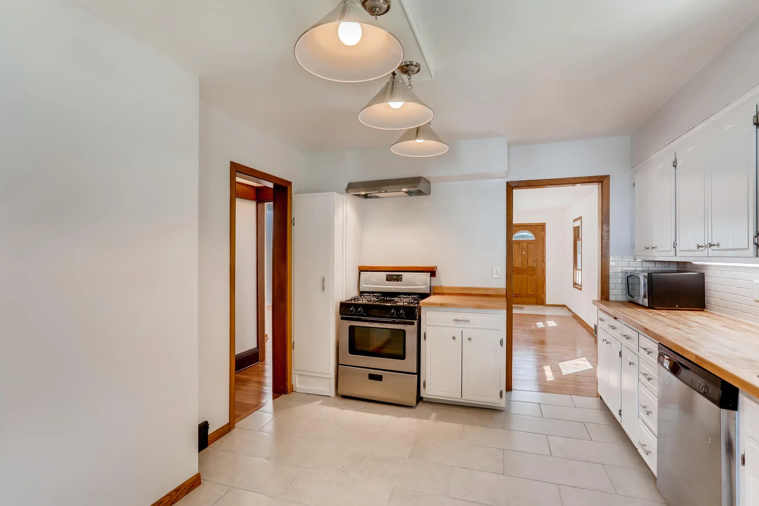 1937 Eustis Street Lauderdale-large-011-010-Kitchen-1500x1000-72dpi.jpg