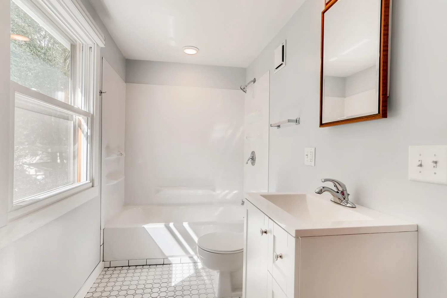 1937 Eustis Street Lauderdale-large-021-030-2nd Floor Bathroom-1500x1000-72dpi.jpg